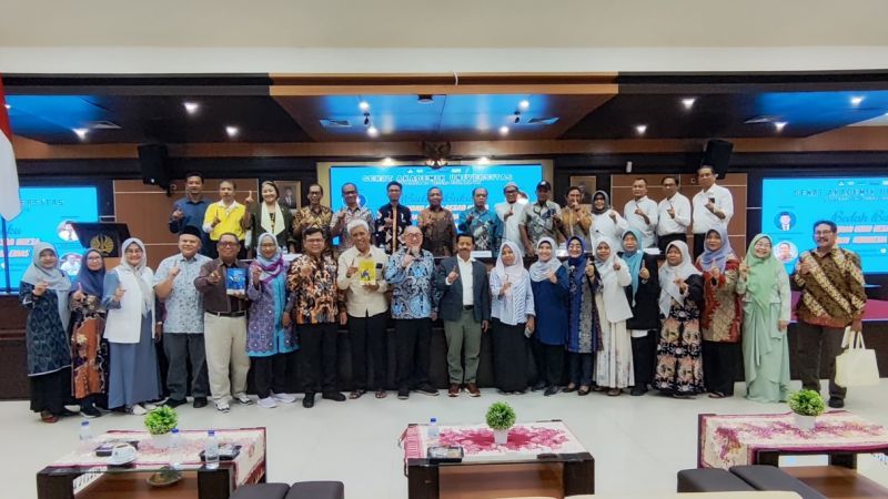 Jajaran pakar UNESA bersama pakar Unair dan UINSA dalam acara bedah buku pemikiran guru besar UNESA di Rektorat Kampus 2 Lidah Wetan, Surabaya.