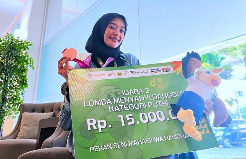 Mahasiswi S-1 Sendratasik Fakultas Bahasa dan Seni (FBS) panen juara dalam Peksiminas XVII 2024. Medali perunggu (juara 3) yang diperoleh Icha tersebut menggenapkan medali yang diraih UNESA melalui Naurah Yasmin Abdillah pada tangkai lomba monolog dengan membawa pulang medali perak (juara 2).