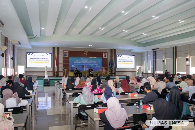 Seminar ini menghadirkan sejumlah narasumber dari berbagai kampus. Ada yang fokus pada UMKM dan perilaku-aktivitas ekonomi masyarakat, bekal terjun di dunia usaha dan industri, serta riset bidang UMKM.