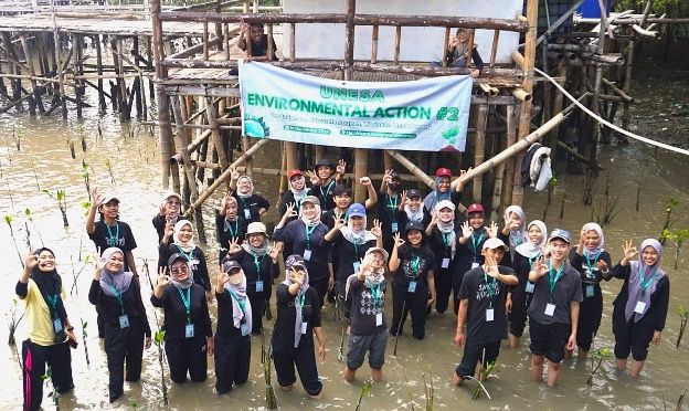 Kementerian Lingkungan BEM UNESA dalam gerakan penanaman mangrove dan pembersihan kawasan Ekowisata Mangrove Wonorejo, Surabaya.