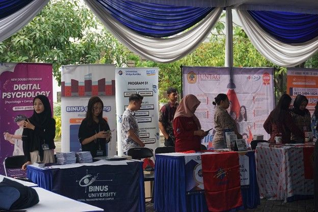 Booth belasan kampus dihadirkan untuk memudahkan siswa mencari perguruan tinggi yang cocok untuk melanjutkan studi.