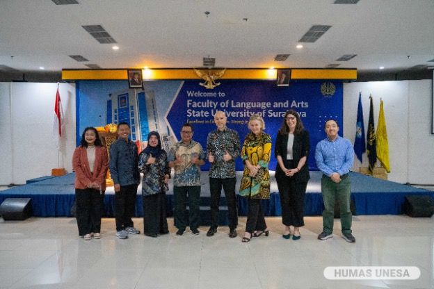 Foto bersama pimpinan universitas dan dekan FBS UNESA, bersama pigak Indonesian International Education Foundation (IIEF), dan Regional English Language Office (RELO) Kedutaan Besar AS di Jakarta.