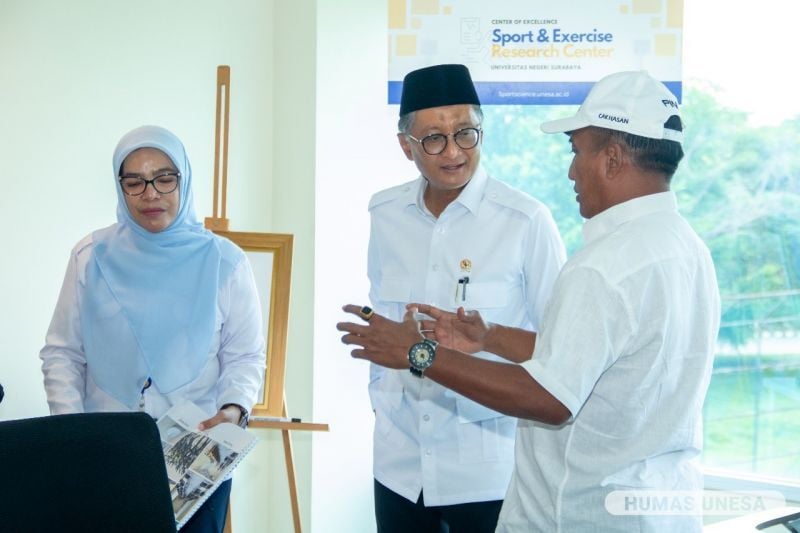 Rektor Unesa menjelaskan berbagai fasilitas yang dimiliki Unesa yang dapat memperkuat implementasi Sekolah Rakyat kepada Menteri PU.