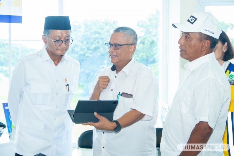 Wakil Rektor II Unesa menunjukkan kondisi eksisting infrastruktur yang disiapkan Unesa untuk Sekolah Rakyat.