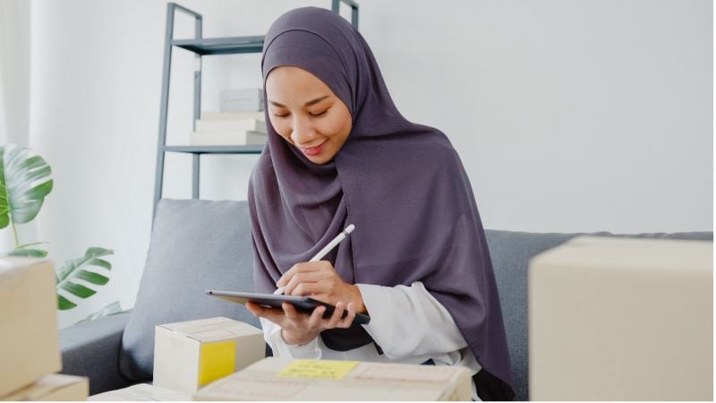 Ilustrasi memaknai keadaan belum bisa mudik agar tidak overthinking (foto: tirachardz/freepik.com)