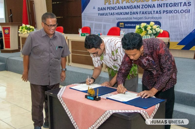 Wakil Rektor Bidang II bersama dekan Fakultas Hukum dan dekan Fakultas Psikologi menandatangani pakta integritas sebagai bentuk komitmen dalam mewujudkan tata kelola lembaga yang jujur, efektif, berkualitas, dan bertanggung jawab.