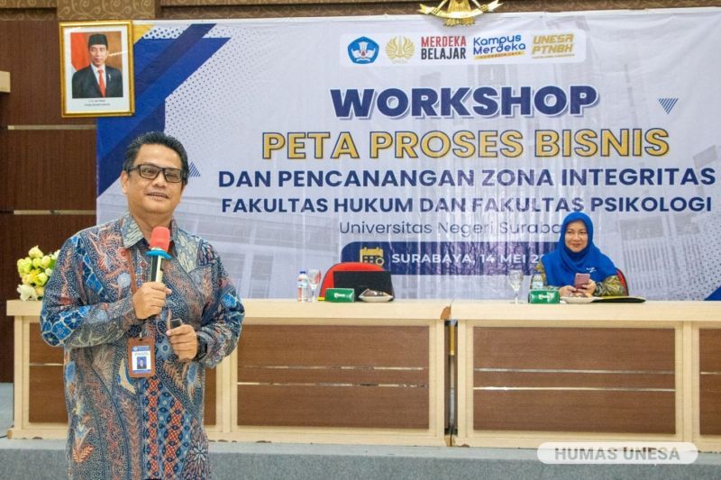 Narasumber, Muhammad Ali Akbar menyampaikan materi seputar peta proses bisnis dan zona integritas di UNESA.