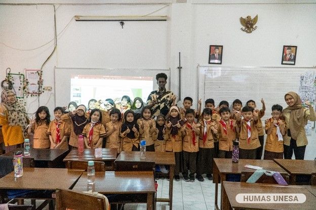 Momen kebersamaan mahasiswa internasional BIPA dengan para siswa dan guru Labschool UNESA. 