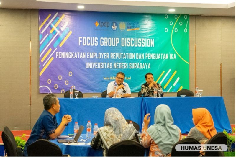 Wakil Rektor Bidang II (kiri) dan Wakil Rektor Bidang III (Kanan) memberikan penguatan dalam FGD peningkatan employer reputation dan penguatan IKA UNESA.