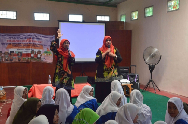 Pakar dan dosen prodi Gizi UNESA berikan edukasi seputar gizi utamanya cara membedakan makanan-jajanan yang sehat dan aman kepada para siswa di Mojokerto.