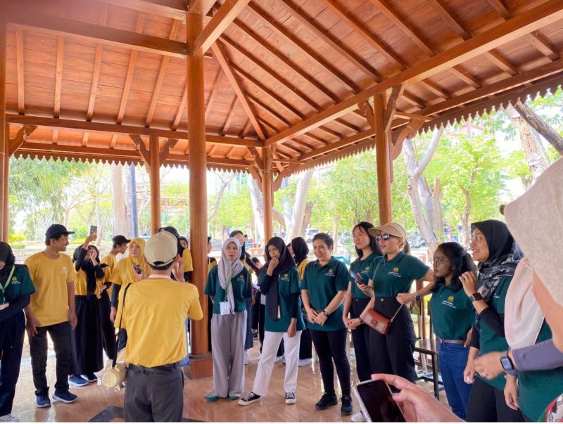 Mahasiswa USM mengakhiri program Internasional Summer Course di UNESA dengan permainan khas Indonesia tema "Kemerdekaan".