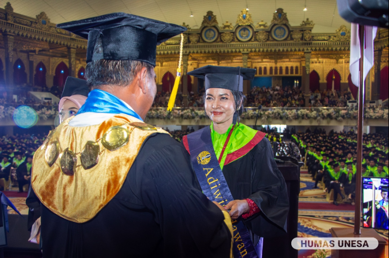 Rektor Unesa, Cak Hasan memberikan penghargaan berupa tabungan pendidikan dan beasiswa kepada lulusan terbaik wisuda ke-113 Unesa.