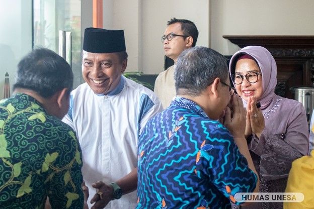 Rektor UNESA Cak Hasan bersama istri sekaligus Ketua DWP UNESA menyambut civitas academica dengan salam-salaman di lobi rektorat.