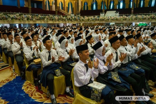 Mahasiswa baru atau garda UNESA mendapatkan wejangan dari Mensos dan Rektor UNESA dalam PKKMB 2024