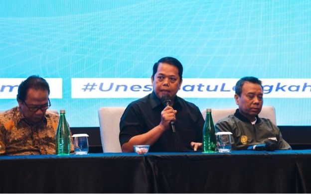 Bambang Sigit Widodo (tengah), dosen Fakultas Ilmu Sosial dan Ilmu Politik (Fisipol) sekaligus Wakil Rektor III UNESA menjadi panelis debat ketiga Pilgub Jatim 2024.