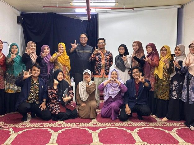 Tim PKM UNESA bersama mahasiswa dan guru Sekolah Indonesia Jeddah (SIJ) di Arab Saudi.