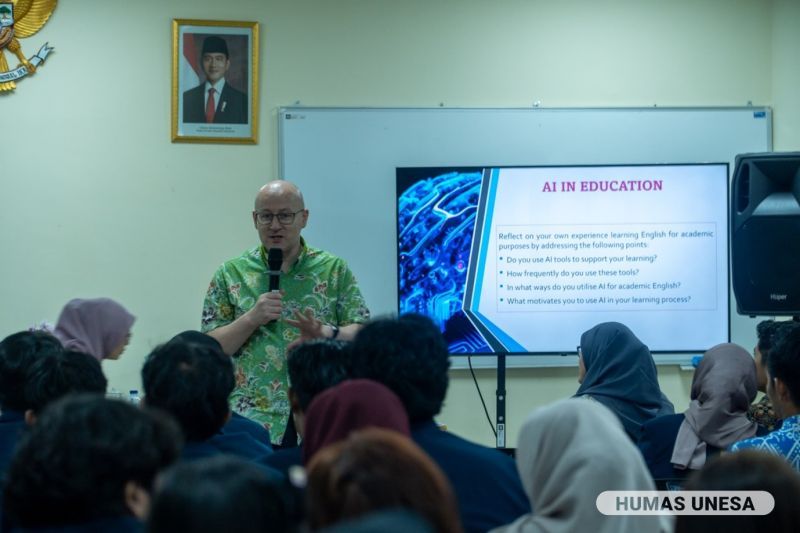 Di hadapan dosen dan mahasiswa Unesa Kampus 5 Magetan, Andrzej Cirocki atau Andy membeberkan cara bijak dan jitu menggunakan kecerdasan buatan untuk keperluan akademik, sehingga makin produktif dan berkompetensi.