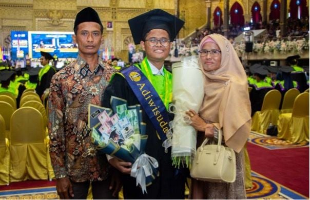 BIKIN BANGGA: Muhammad Azhar Adi Mas’ud, wisudawan terbaik dari Prodi S-1 Sastra Indonesia, Fakultas Bahasa dan Seni (FBS), Unesa bersama kedua orang tuanya; Asrup dan Suharnani.