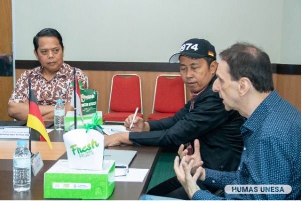 Kunjungan Johannes Tschapka dan tim, perwakilan Bielefeld University, Jerman ini disambut Wakil Rektor IV, Dwi Cahyo Kartiko, dan Wakil Rektor III, Bambang Sigit Widodo bersama jajarannya di Rektorat Unesa.