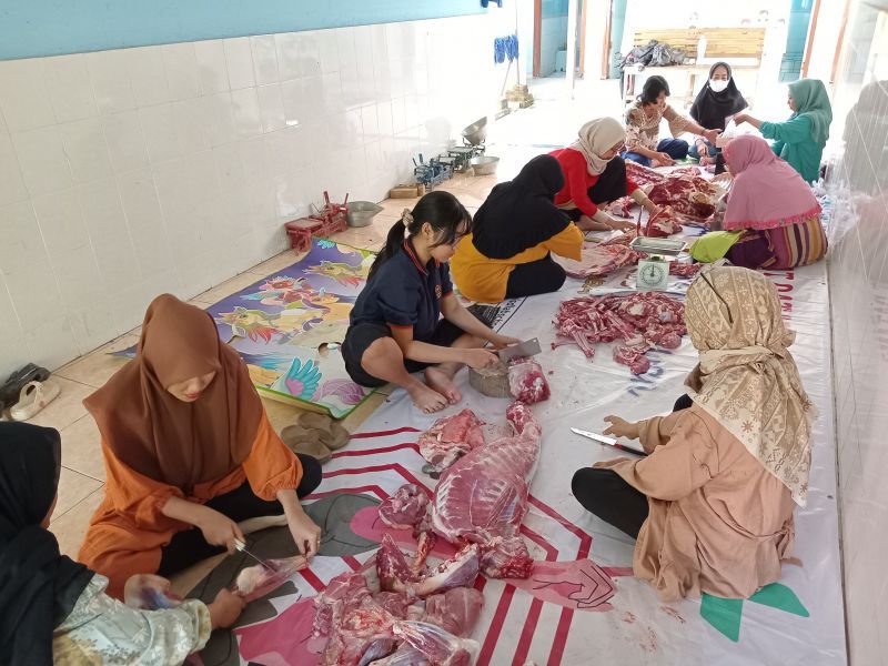 Pemotongan daging kurban pada Hari Raya Idul Adha di Labschool Unesa