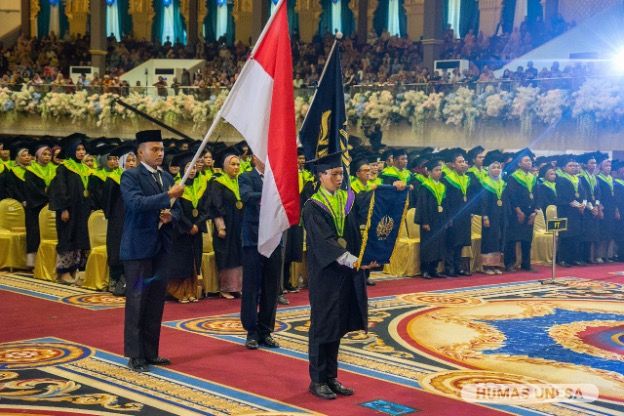 Seribu lebih wisudawan dari berbagai fakultas resmi menyandang gelar dalam Wisuda ke-111 UNESA. 