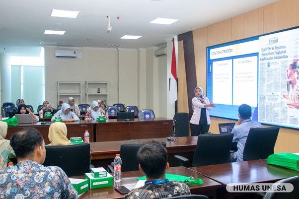 Proses penyampaian materi oleh Direktur Humas dan Informasi Publik UNESA.