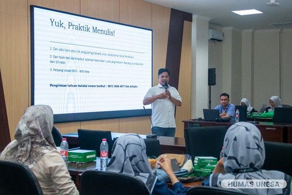 Sesi materi bersama Basyir Aidi, Redaktur Majalah UNESA.