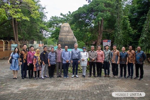 Pimpinan UNESA mengajak Dubes Tiongkok dan rombongannya tur di Laboratorium Merdeka Belajar (Labmer) UNESA Kampus II Lidah Wetan, Surabaya.