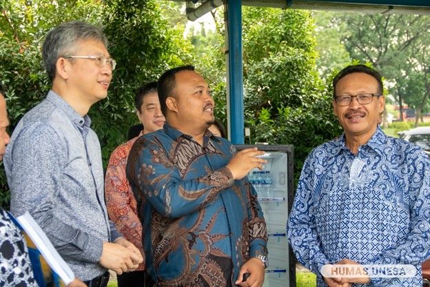 Duta Besar (Dubes) Tiongkok, Wang Lutong (kiri), Wakil Rektor IV (kanan), dan Direktur CI UNESA (tengah).