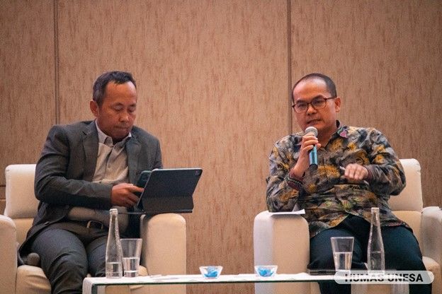 Tatang Muttaqin staf ahli Manajemen Talenta Nasional Kemendikbudristek (kanan-batik) bersama Dekan FIKK UNESA, Dr. Dwi Cahyo Kartiko, S.Pd., M.Kes dalam Seminar Publik.