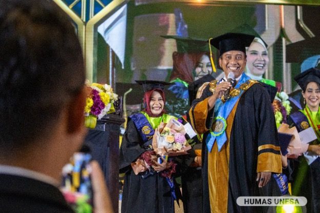 Rektor UNESA memberikan penghargaan kepada Kartika Rinakit Adhe sebagai lulusan terbaik UNESA. 