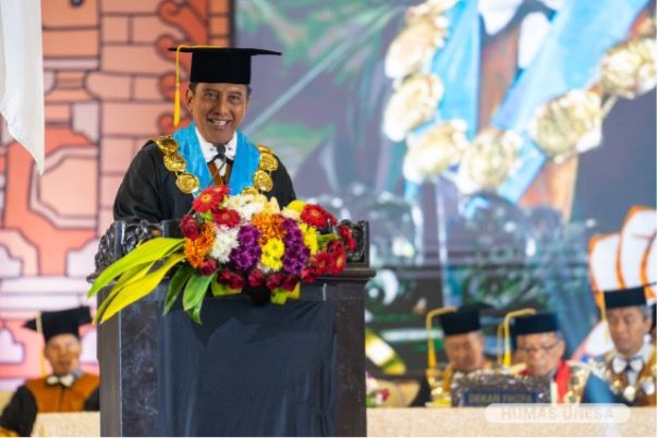 Rektor UNESA menyampaikan berbagai capaian dan prestasi lembaga dalam puncak Dies Natalis ke-60 di GRAHA UNESA. 