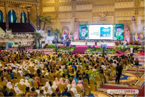 Sejumlah tokoh, pejabat, mitra dan seribu anak yatim bersama pihak yayasan menghadiri puncak Dies Natalis kampus Rumah Para Juara.