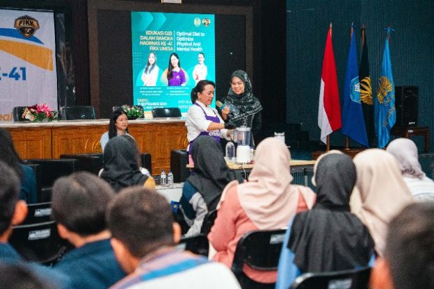 Peserta dari kalangan mahasiswa dan dosen yang hadir juga diajarkan cara membuat menu makanan sehat sarat gizi dari bahan-bahan yang mudah didapat.