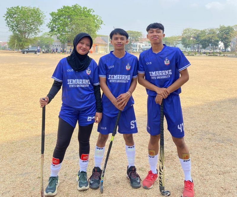 Dian Eka Wulandari, Muhamad Almaas Atha Hilal, dan Muhamad Yuliyanto di lapangan hockey atau hoki UNESA. 