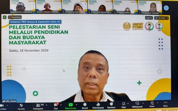 Wakil Rektor I Bidang Pendidikan, Kemahasiswaan, dan Alumni UNESA membuka Webinar Sehari, kolaborasi UNESA dan Apebskid. 