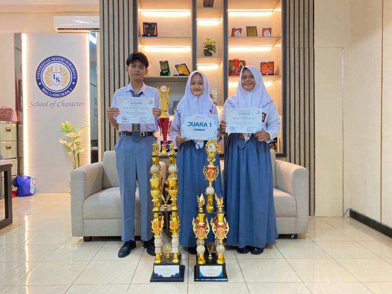 Komitmen pelaksanaan pendidikan berkualitas di SMA Labschool Unesa berdampak langsung pada prestasi siswa-siswinya yang berhasil membawa pulang titel juara di berbagai kompetisi tingkat nasional.