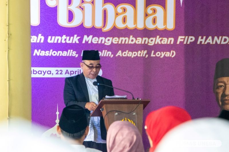 Dekan FIP memberikan sambutannya seputar pentingnya halalbihalal dan bulan pendidikan sebagai bagian penting kontribusi fakultas mendorong kemajuan UNESA PTN-BH