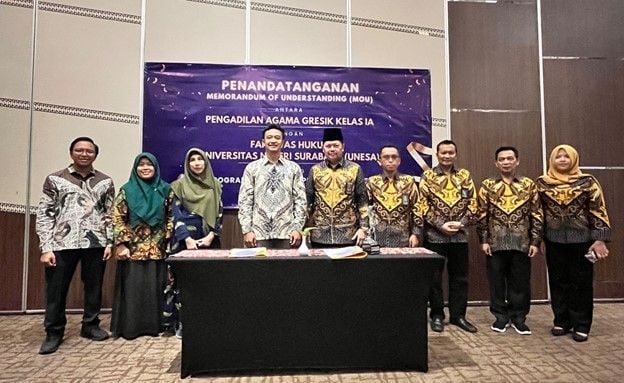 Dekan FH dan Ketum Pengadilan Agama Gresik beserta masing-masing jajarannya dalam penandatanganan MoU kerja sama penguatan tridarma perguruan tinggi dan penguatan implementasi penegakan hukum serta layanan publik yang berkualitas. 