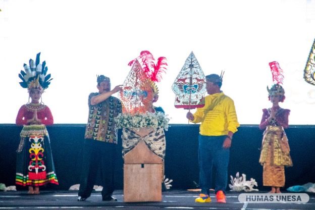 Peksimida Jatim resmi dibuka di UNESA yang ditandai dengan penancapan wayang oleh Ketua BPSM Jatim dan Rektor UNESA. 