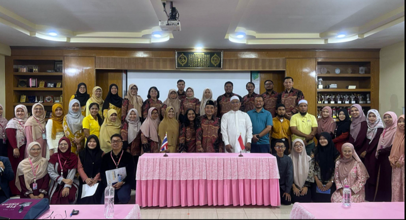 Tim PKM UNESA bersama para guru atau konselor di Sangkhom Islam Wittaya School.