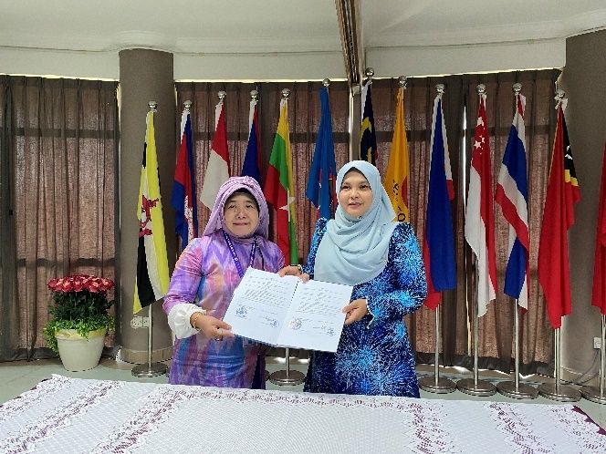 Penandatanganan MoA sebagai implementasi MoU antara Direktur SEAMEOSEN dengan Koordinator Prodi S2 Pendidikan Luar Biasa dan Koordinator Prodi S2 Bimbingan Konseling FIP UNESA.