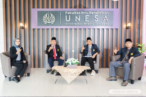 Dekan (berdasi merah) bersama Wakil Dekan 1 (dua dari kanan) dan Wakil Dekan 2 FIP (paling kanan) dalam sosialisasi prodi dan fakultas, UNESA Virtual Campus Expo (UVCE)