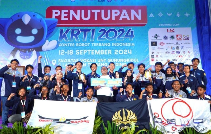 Tim Robotic UNESA menerima penghargaan pada sesi awarding KRTI 2024.