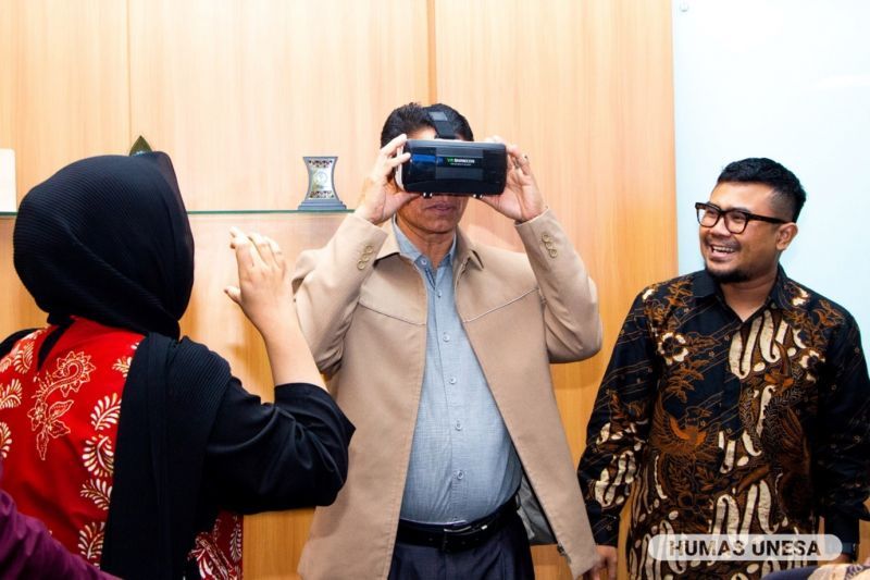 Direktur PMPK, Kemendikti Saintek, Baharudin mencoba langsung Quranic Recitation Virtual Reality, salah satu inovasi UNESA di bidang disabilitas. 