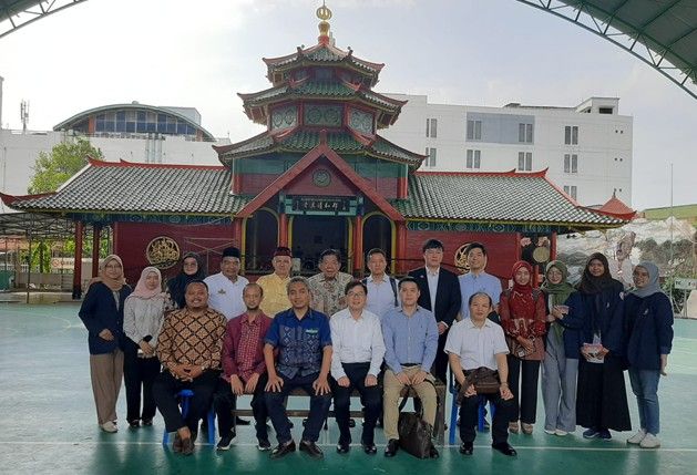 Delegasi berfoto bersama di komplek Masjid Cheng Hoo Surabaya