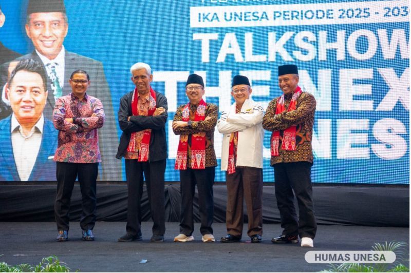 Mendikdasmen RI Abdul Mu’ti (dua dari kanan) bersama Ketua Umum IKA Unesa, Bambang DH (tengah); Rektor Unesa Cak Hasan (kanan); Ketua SAU Setya Yuwana (dua dari kiri); dan Aries Agung Paewai, Kadisdik Jatim (kiri).