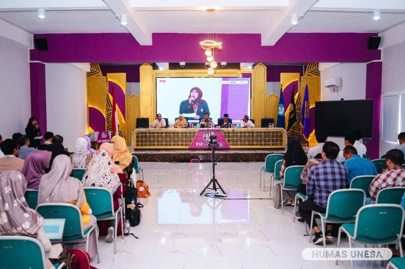 Pertemuan ini dikemas juga dalam bentuk seminar yang dihadiri mahasiswa Prodi S-2 dan S-3 Teknologi Pendidikan FIP Unesa. 