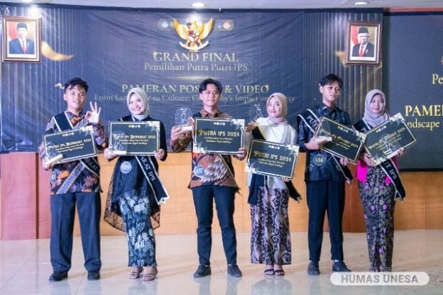 Mahasiswa pemenang pemilihan Putra dan Putri IPS 2024. Kegiatan ini merupakan rangkaian Pekan Fisipol UNESA. 