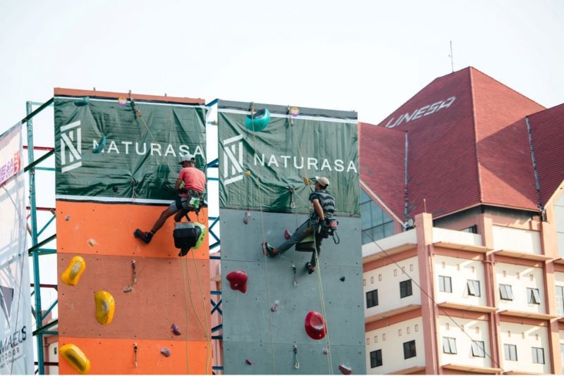 Didampingi orang tua, ratusan peserta dari berbagai daerah mengikuti Climbing Kompetition yang diselenggarakan Himapala UNESA.